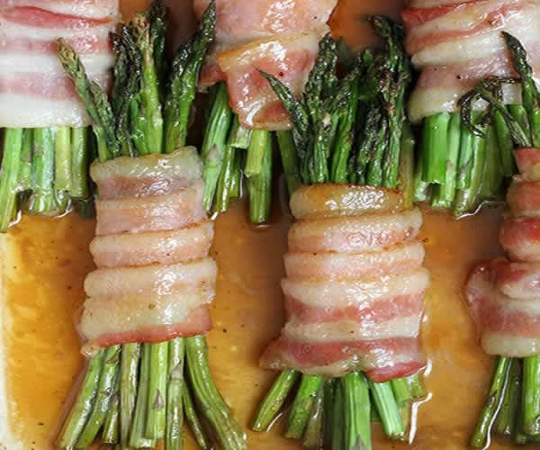 Ataditos de Esparragos verdes con Bacon, para guarnicion