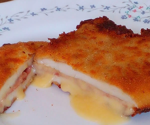 Cachopo de Pollo relleno de Jamon serrano y Queso Gouda