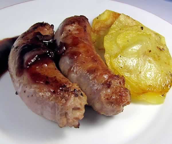 Chorizos criollos braseados, con  Chimuchurri