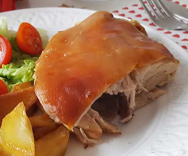 Cochinillo asado, con ensalada y salsa chimichurri