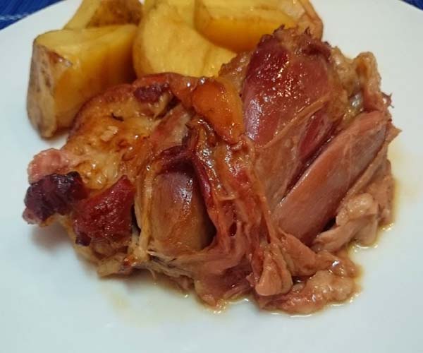 Codillo asado con patatas