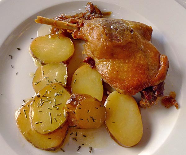 Confit de Pato con patatas risoladas, en salsa de Pedro Ximenez