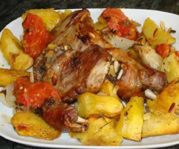 Cordero Lechal asado con Patatas y Pimientos y Salsa chimichurri