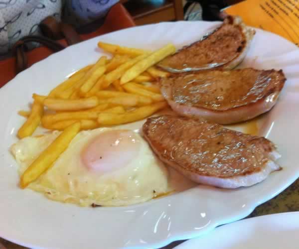 Lomo de Cerdo con huevo y patatas fritas