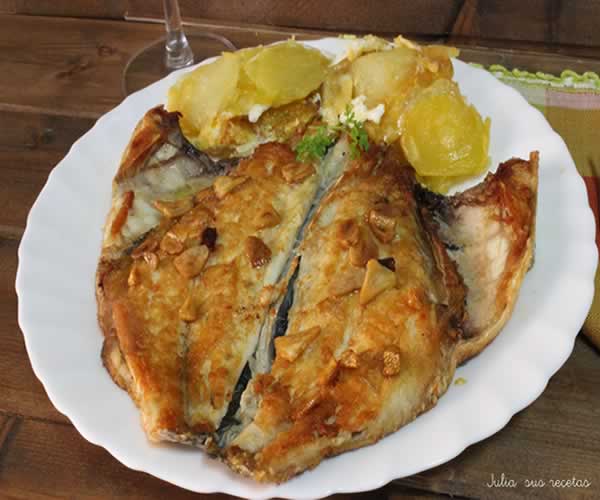 Dorada a la espalda con aliño de ajo y vinagre