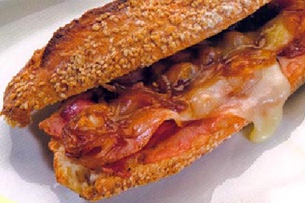 Bocadillo de Beicon, Queso y Cebolla caramelizada