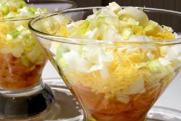 Vasito de Ensaladita de Salmón, Manzana y Cebolleta