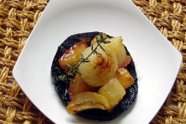 Cazuelita de Morcilla, Cebollitas y Manzana