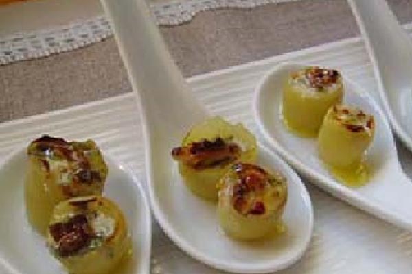 Cucharita de Uvas rellenas de Roquefort1