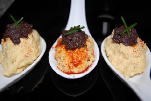 Cucharita de Humus de garbanzos y Tapenade de Olivas