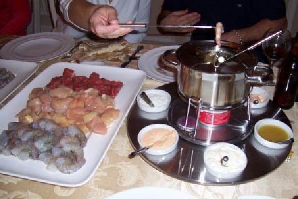 Fondue de Salmón  y Gambas con tres salsas