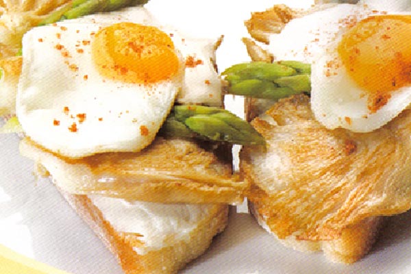 Montadito de Setas con Huevos de Codorniz