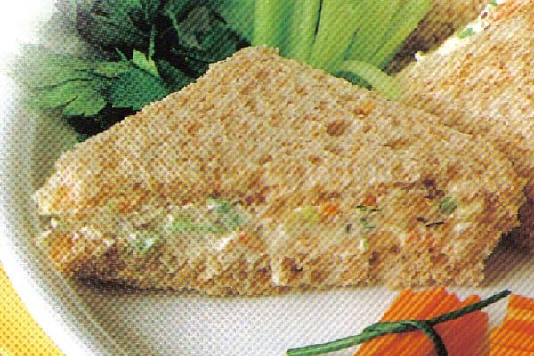 Sandwich de Ensaladilla con Avellanas
