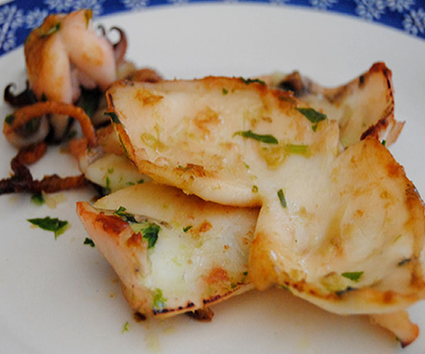 Sepia a la Plancha, con Limoneta de Ajo y Perejil